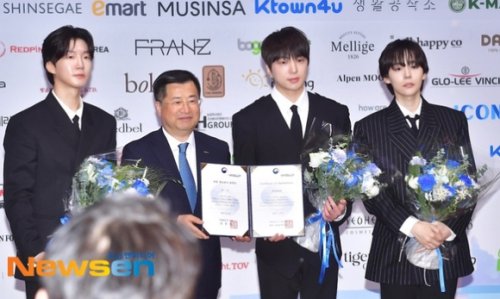 【PHOTO】WINNER＆FIFTY FIFTY「2026 ハノイ韓流博覧会」広報大使の委嘱式に出席