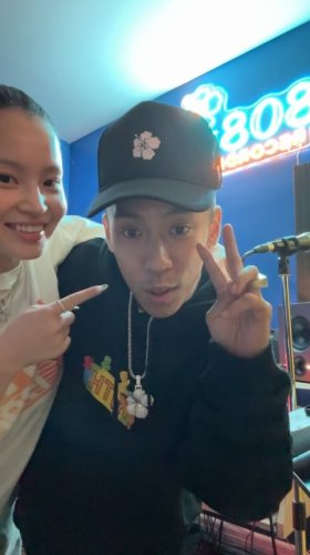 &ldquo;熱愛説が浮上&rdquo;イ・ハイ＆DOK2、お揃いのアイテムでライブ配信に登場！コラボ曲を本日リリース