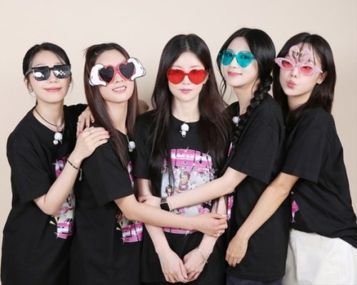 Apink、お揃いTシャツで家族写真！幼少期の姿にも注目&hellip;ソン・ナウンが意味深な投稿も？