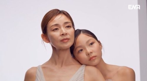SHIHO＆サランちゃん親子、まるで双子のような姿に驚き！サプライズイベントに大号泣も（動画あり）