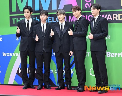 【PHOTO】EXO「MMA 2025」レッドカーペットに登場