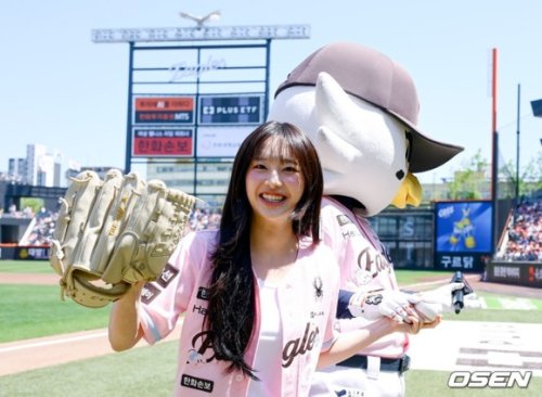 【PHOTO】チュウ、始球式＆国歌斉唱のため野球場に登場&hellip;マスコットキャラクターと手を繋いで笑顔