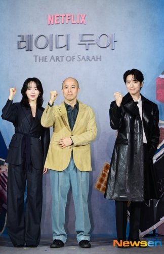 【PHOTO】シン・ヘソン＆イ・ジュニョク、手繋ぎショットも！Netflix「サラ・キムという女」制作発表会に出席