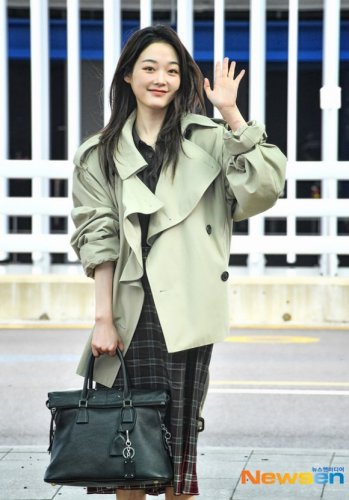 【PHOTO】イ・ユミ、海外スケジュールのため出国
