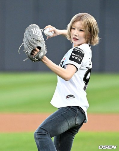 【PHOTO】ARTMS キムリップ＆ジンソル、始球・始打式に登場&hellip;可愛らしいユニフォーム姿