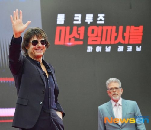 【PHOTO】トム・クルーズ＆クリストファー・マッカリー監督ら、映画「ミッション : インポッシブル」レッドカーペットに登場