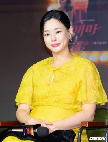 【PHOTO】&ldquo;妊娠中&rdquo;イ・ハニの姿も！チン・ソンギュら、Netflix「エマ」制作発表会に出席