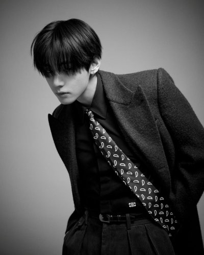 BTSのV、洗練されたビジュアルに絶賛の声&hellip;モノクロショットでクールな表情を披露（動画あり）
