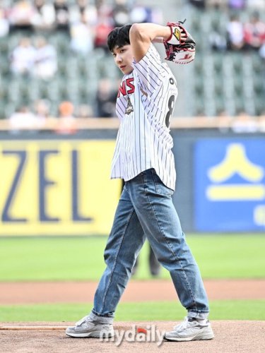 【PHOTO】イ・ジュン、始球式に登場&hellip;真剣な表情