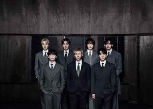 HYBE、BTSの&ldquo;赤い照明&rdquo;めぐる憶測にコメント「政治的な解釈は控えてほしい」