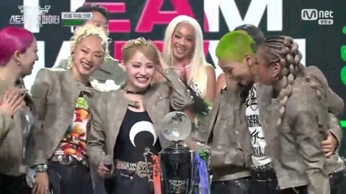 TWICE モモも祝福！実姉が所属する大阪チームが「WORLD OF STREET WOMAN FIGHTER」で最終優勝