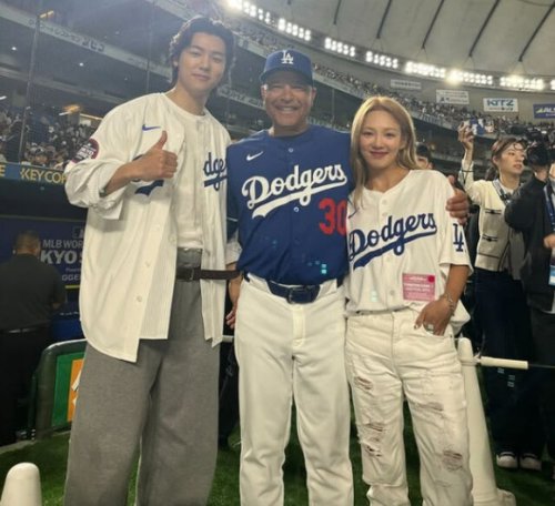 少女時代 ヒョヨン＆CNBLUE カン・ミンヒョク、デーブ・ロバーツ監督と記念ショット！