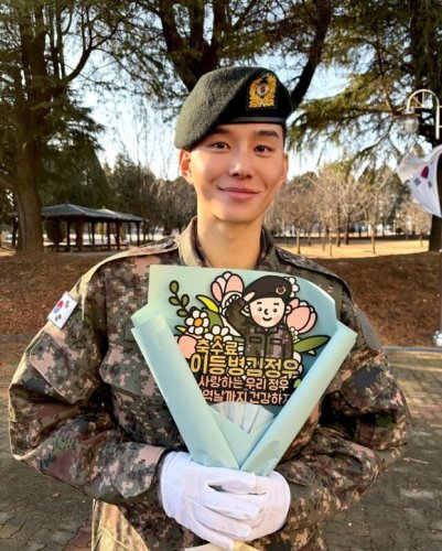 NCT ジョンウ、基礎軍事訓練を無事修了&hellip;軍服姿の近況ショットを公開！