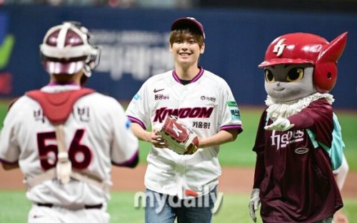 【PHOTO】SF9 インソン、始球式＆国歌斉唱のため野球場に登場