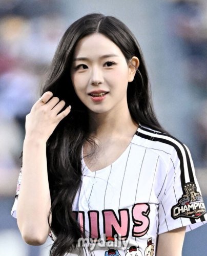 【PHOTO】tripleS キム・チェヨン、始球式で見事な投球を披露&hellip;ちいかわのユニフォームで登場