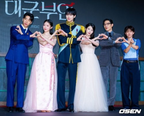 【PHOTO】IU＆ビョン・ウソクら、新ドラマ「21世紀の大君夫人」制作発表会に出席