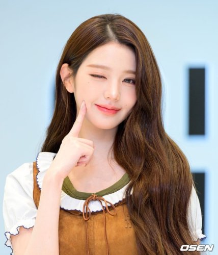 【PHOTO】IVE ウォニョン、ブランド「MIUMIU Beauty」のイベントに出席