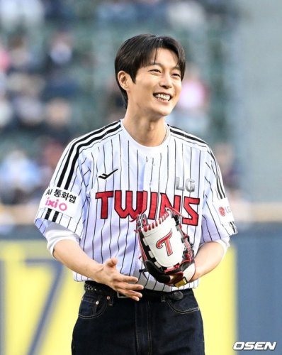 【PHOTO】Highlight ユン・ドゥジュン、始球式に登場&hellip;パワフルな投球フォーム