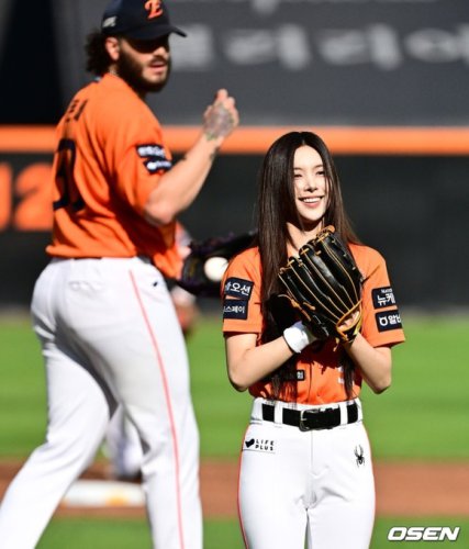 【PHOTO】ILLIT ユナ、始球式に登場&hellip;キュートな笑顔
