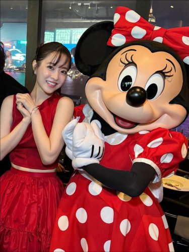 パク・ボヨン、まるでディズニープリンセス！ミニーマウスら人気キャラクターと仲良くポーズ