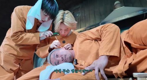 BTS ジミン＆ジョングクの&ldquo;耳掃除&rdquo;も！秋山成勲とのユニークな3ショットが話題（動画あり）