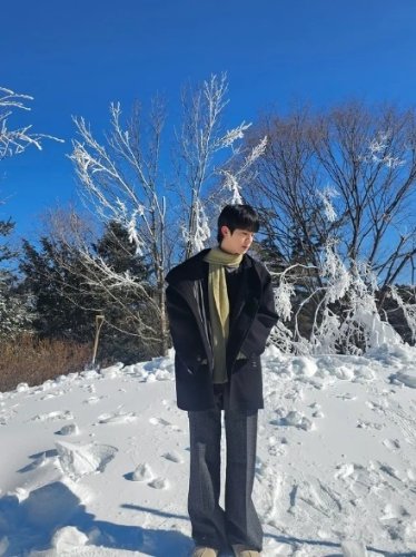 BTS ジン、まるでグラビア？雪景色の中でオーラあふれる写真公開&hellip;旧正月にファンへ温かな挨拶