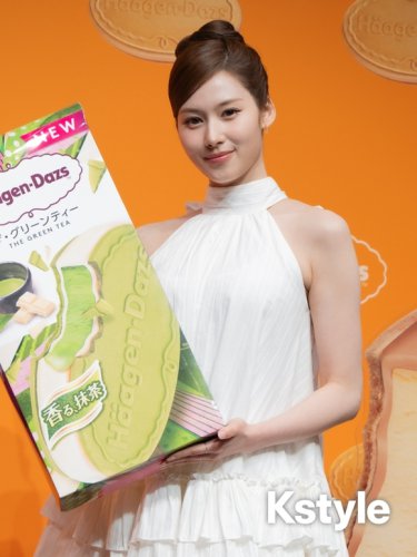 【PHOTO】TWICE サナ、可愛すぎる「首かしげ」ポーズに会場メロメロ&hellip;ハーゲンダッツPR発表会に出席