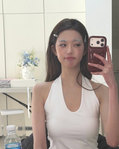 IVE ウォニョン、眉毛を脱色中？キュートな表情に注目&hellip;撮影ビハインドカットを公開