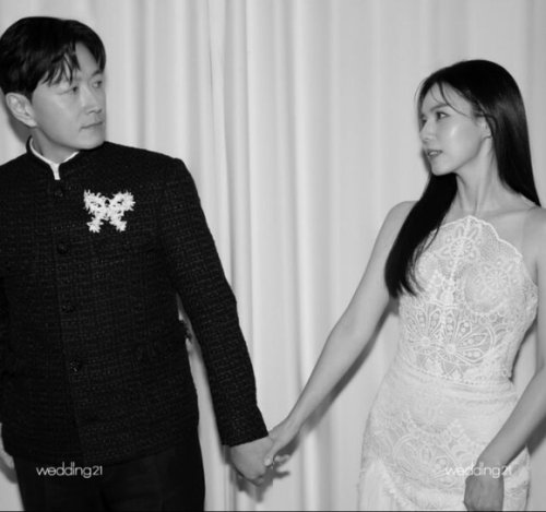 チン・テヒョン＆パク・シウン夫婦、美しいリマインドウエディング写真を公開「一生恋愛しよう」