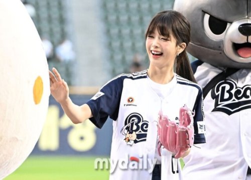 【PHOTO】ノ・ジョンウィ、始球式に登場&hellip;ハツラツとした笑顔