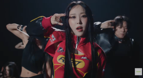 MAMAMOO ムンビョル、タイトル曲「Hertz」MV公開&hellip;強烈な魅力を持つレーサーに変身