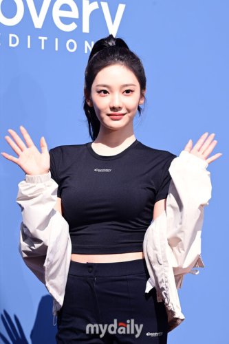 aespaのNINGNING、変装なしで明洞の街中に！自然体で魅力あふれる近況に注目