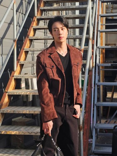 BTS ジン、彫刻のようなビジュアルにJ-HOPEも感嘆&hellip;カムバックを控え近況ショット公開