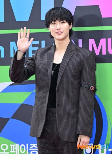 【PHOTO】チョ・スンヨン「MMA 2025」レッドカーペットに登場