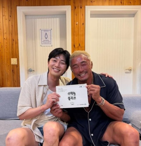 秋山成勲、パク・ソジュンからの特別なプレゼントに感激&hellip;ケーキやバーステーソングを歌う仲睦まじい姿も