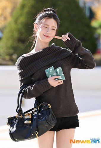 【PHOTO】i-dle ミヨン、ラジオ出演のため放送局へ&hellip;溢れる透明感