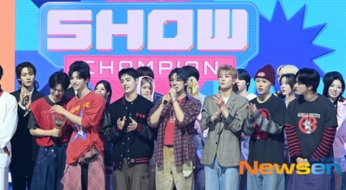 【PHOTO】NEXZ、5/6放送の「SHOW CHAMPION」で1位を獲得！