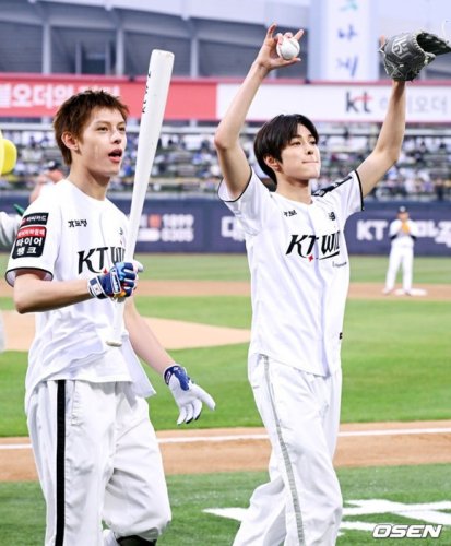 【PHOTO】CORTISのJAMES＆KEONHO、始球・始打式に登場&hellip;クールなユニフォーム姿