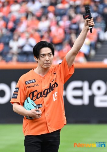 【PHOTO】キム・ジェウク、始球式に登場&hellip;力強いポーズ