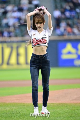 【PHOTO】IZ*ONE出身チェ・イェナ、始球式に登場&hellip;特別パフォーマンス披露も