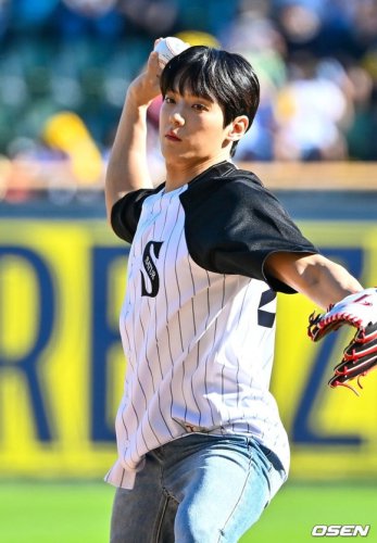 【PHOTO】BTOB ミンヒョク、始球式に登場&hellip;爽やかなユニフォーム姿