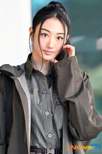 【PHOTO】MEOVV ガウォン、海外スケジュールのため出国