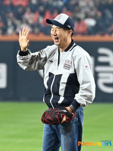 【PHOTO】ナム・ヒソク、始球式に登場&hellip;満面の笑みで挨拶
