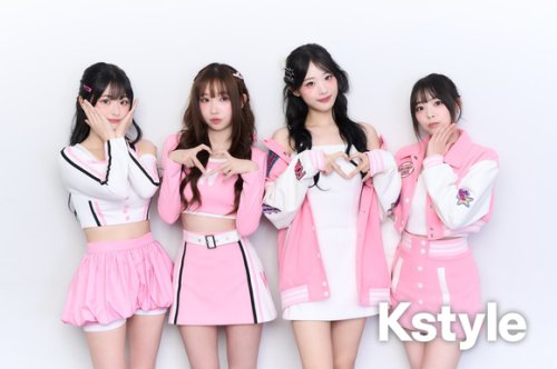 「Kstyle PARTY」昨年に続き今年も出演！, 可愛すぎる！メンバーと&ldquo;ゼロ距離&rdquo;にキュン, ファンへのプレゼントも一生懸命に準備, ステージへ！「楽しんでください❤」, QWER、ピンクの衣装でキュートなポーズ！「Kstyle PARTY」ビハインド写真を大公開