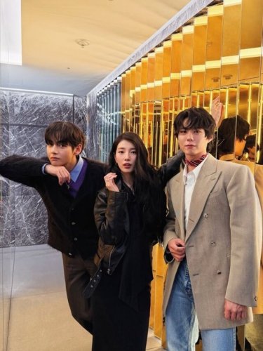 BTSのV、ペ・スジ＆パク・ボゴムとの豪華3ショットを公開！仲睦まじい様子のプリクラも
