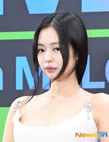 【PHOTO】BLACKPINK ジェニー「MMA 2025」レッドカーペットに登場