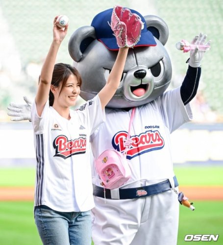 【PHOTO】藤井美菜、始球式に登場&hellip;明るくキュートな笑顔