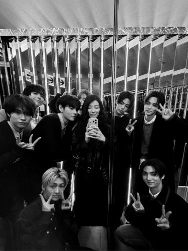 ペ・スジ、BTSのVからパク・ボゴムまで！豪華すぎる記念ショット公開