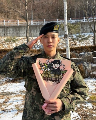 NCT ドヨン、基礎軍事訓練を終えファンに報告&hellip;凛々しい近況ショットも