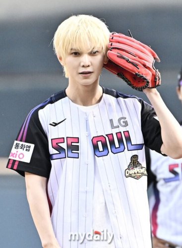 【PHOTO】ATEEZのYEOSANG、始球式に登場&hellip;美しい投球フォーム